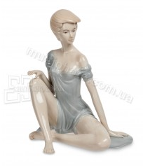 Фигурка девушки сидящей на полу материал фарфор.